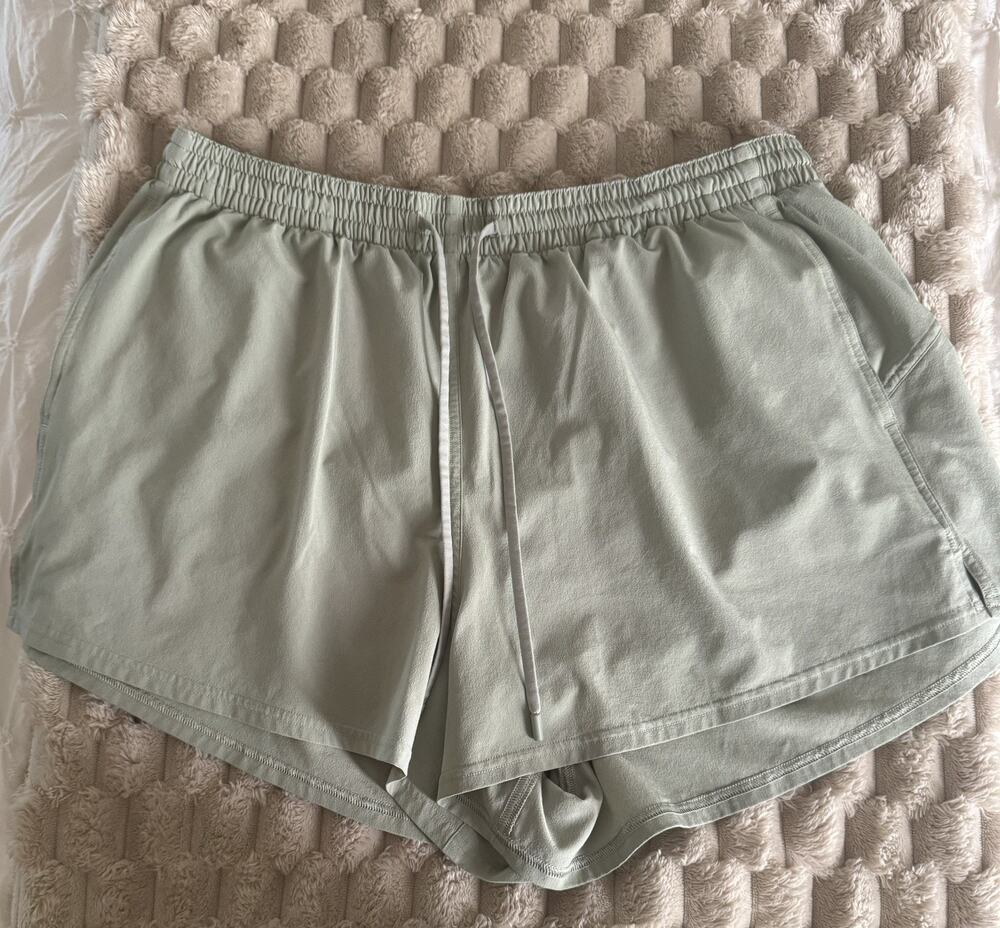 Lululemon Women’s Green Running Shorts Athletic Lightweight Drawstring Size 14